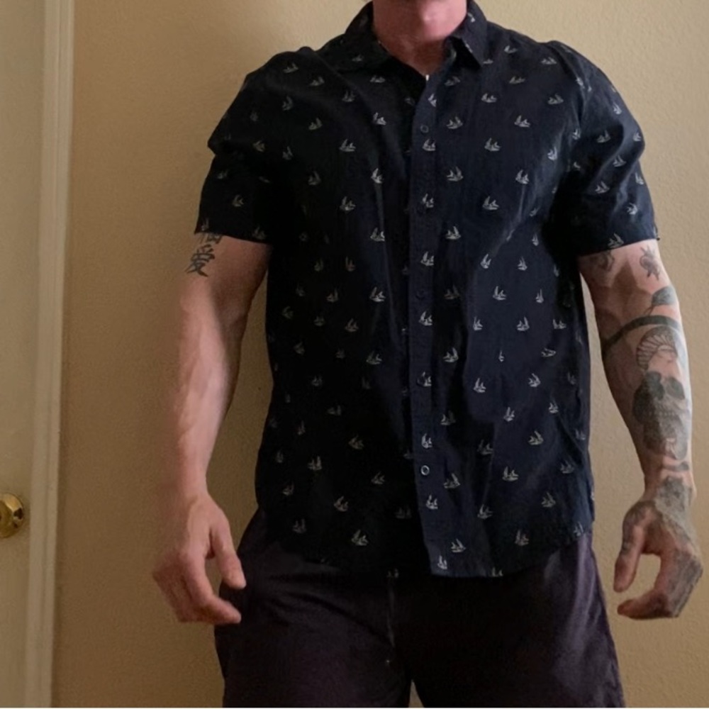 Blue vintage H&M button up shortsleeve shirt semi formal collared graphic tee